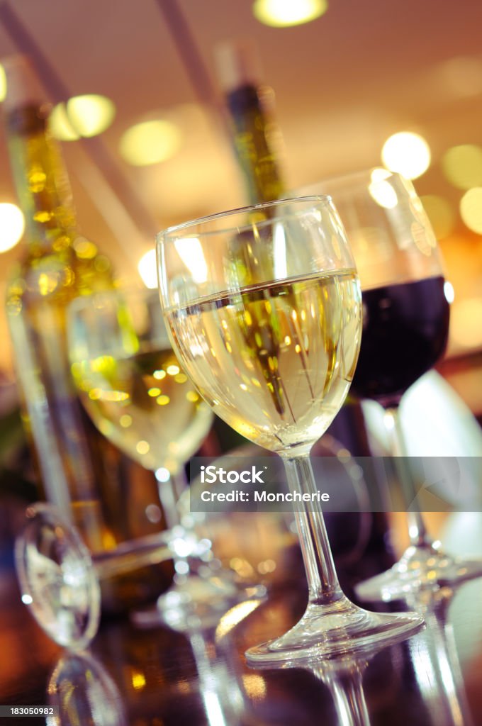 Vinhos tinto e branco em copos - Foto de stock de Copo royalty-free