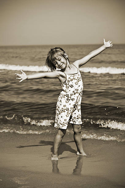 istock Enjoying the sea 183050995