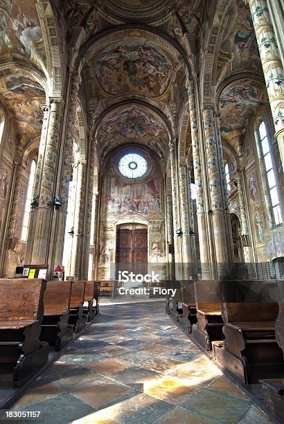 Photo libre de droit de Nef De La Cathédrale Gothique En Hdr Italie banque d'images et plus d'images libres de droit de Architecture - Architecture, Autel, Banc