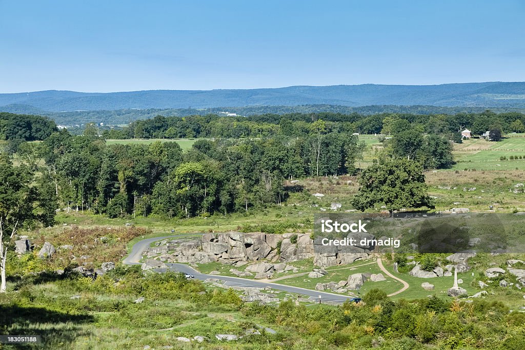 Devils Den em Gettysburg Battlefield com colinas e montanhas - Foto de stock de Parque Militar de Gettysburg royalty-free