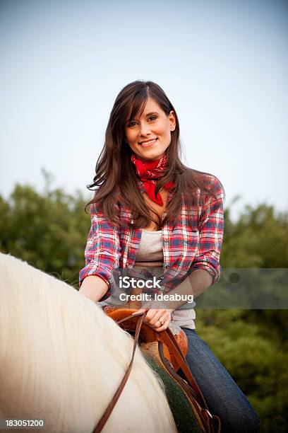 Glücklich Junge Cowgirl Riding White Horse Außerhalb Stockfoto und mehr Bilder von 25-29 Jahre