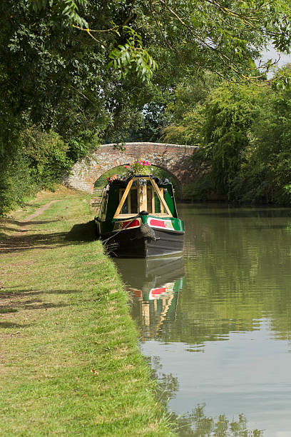 canal de - warwickshire narrow nautical vessel barge - fotografias e filmes do acervo