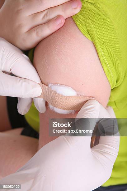 Toma La Gripe Foto de stock y más banco de imágenes de Niño - Niño, Vacuna contra la gripe, Esparadrapo