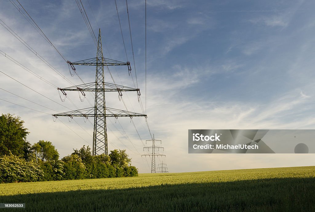 Electricidad Pylons en verde paisaje - Foto de stock de Torre de conducción eléctrica libre de derechos