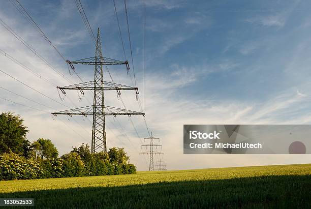 Electricidad Pylons En Verde Paisaje Foto de stock y más banco de imágenes de Torre de conducción eléctrica - Torre de conducción eléctrica, Alemania, Prado
