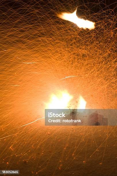 Esplosione Di Petardo - Fotografie stock e altre immagini di Ambientazione esterna - Ambientazione esterna, Capodanno, Composizione verticale