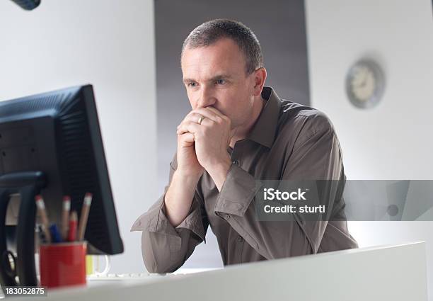 Besorgt Geschäftsmann Stockfoto und mehr Bilder von Besorgt - Besorgt, Büro, Computer