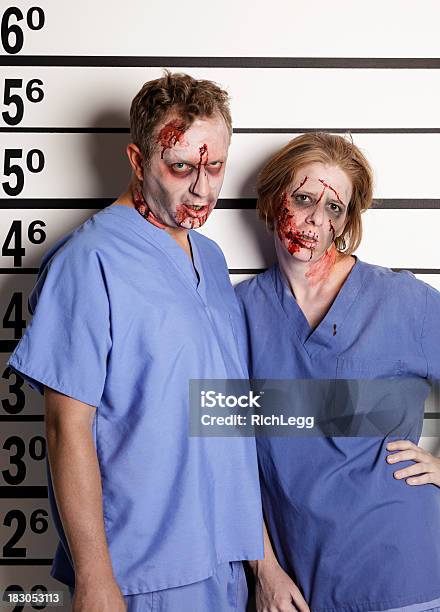 Mugshot De Dois Zombies - Fotografias de stock e mais imagens de Doutor - Doutor, Dia das Bruxas, Prisão