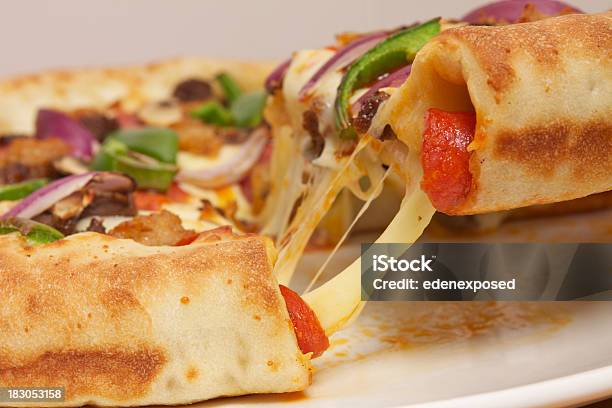 Ripieno Pizza Primo Piano - Fotografie stock e altre immagini di Formaggio - Formaggio, Pizza, Pizza con formaggio nella crosta