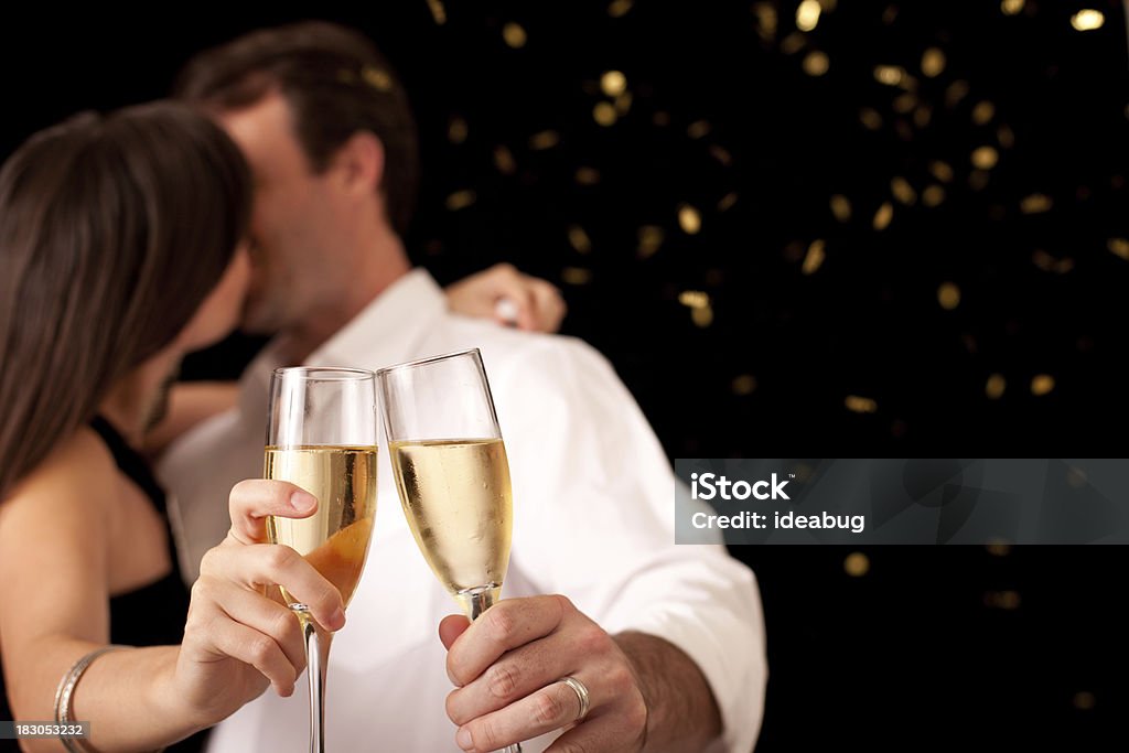Para Całować i opiekania szampana rowki zapewniające New Year's Eve - Zbiór zdjęć royalty-free (Całować)