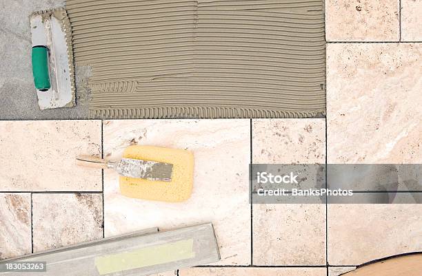 Fliese Settertools Auf Einen Neuen Fußboden Des Badezimmers Stockfoto und mehr Bilder von Kachel