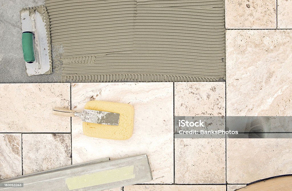 Керамический красный сеттер инструменты на новый пол в ванной комнате - Стоковые фото Кафель роялти-фри