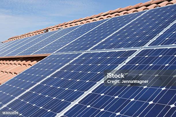 Photo libre de droit de Panneaux Solaires Sur Le Toit De Tuiles banque d'images et plus d'images libres de droit de Panneau solaire - Panneau solaire, Toit, Soleil