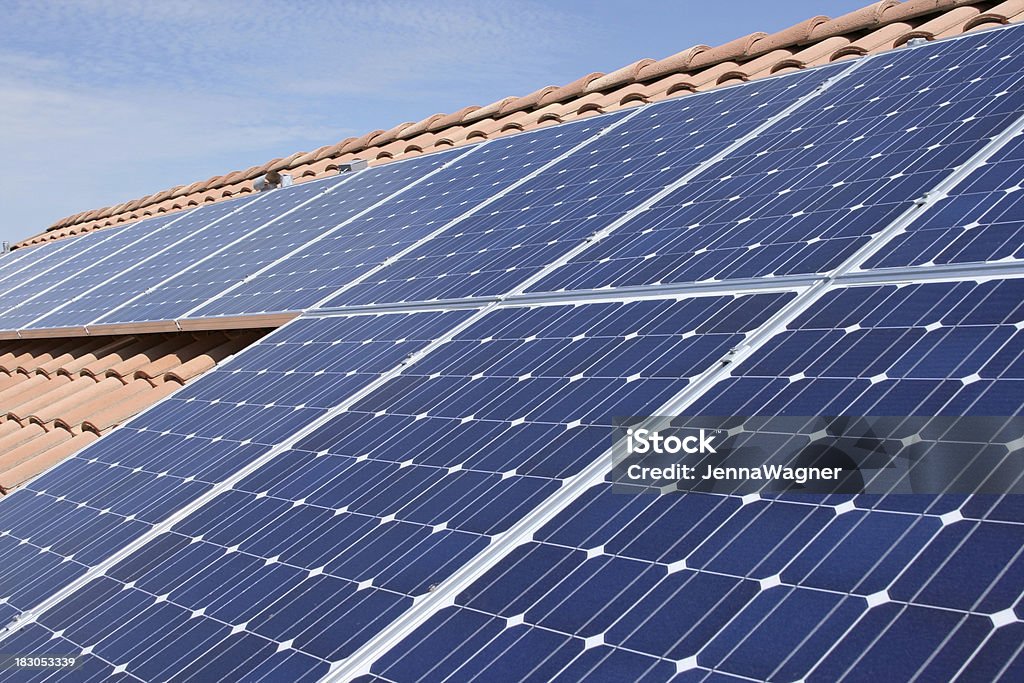 Piastrella tetto pannelli solari - Foto stock royalty-free di Pannello solare