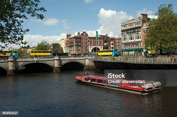 Río Liffey Dublin Foto de stock y más banco de imágenes de Dublín - Dublín, Embarcación marina, Aire libre