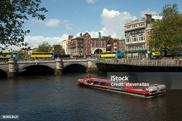 Rio Liffey Dublin - Fotografias de stock e mais imagens de Dublin - Dublin, Veículo Aquático, Amarelo