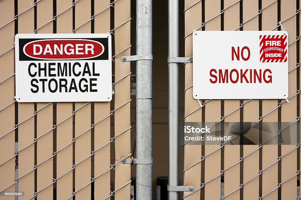 Chambres non-fumeur et les substances chimiques dangereuses les panneaux - Photo de Substances dangereuses libre de droits