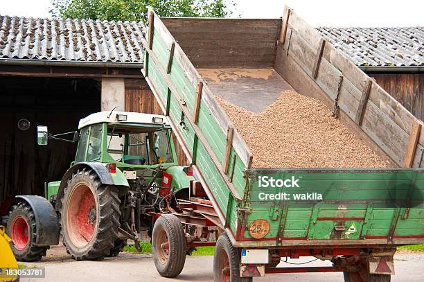 Trattore - Fotografie stock e altre immagini di Fertilizzante - Fertilizzante, Secco, Agricoltura