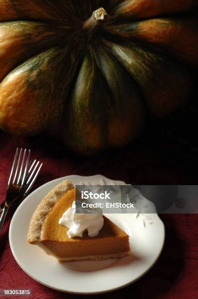 Slice Of День Благодарения Тыквенный Пирог Десерт И Взбитые Сливки — стоковые фотографии и другие картинки Без людей