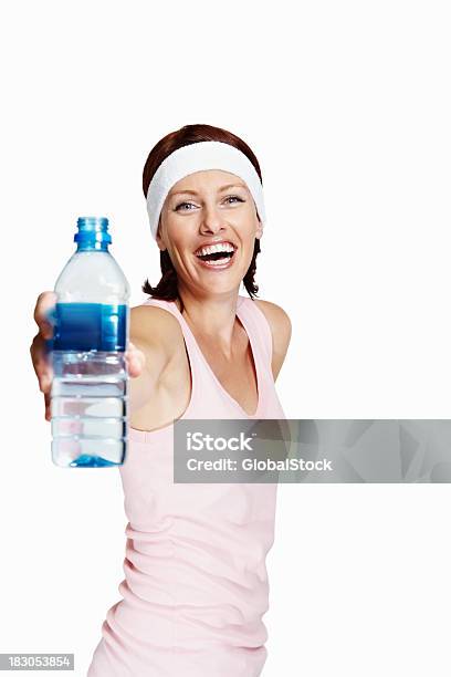 Schöne Frau Mit Einer Flasche Wasser Isoliert Auf Weiss Stockfoto und mehr Bilder von Aktivitäten und Sport
