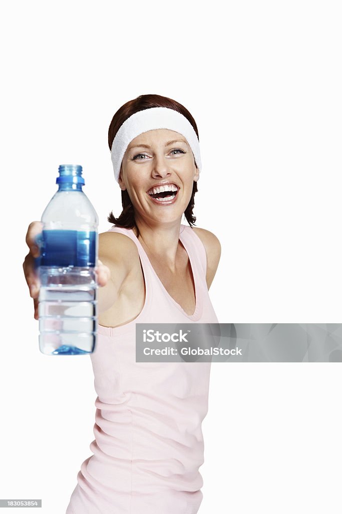 Piękna kobieta z butelka wody izolowanych ponad biały - Zbiór zdjęć royalty-free (Białe tło)