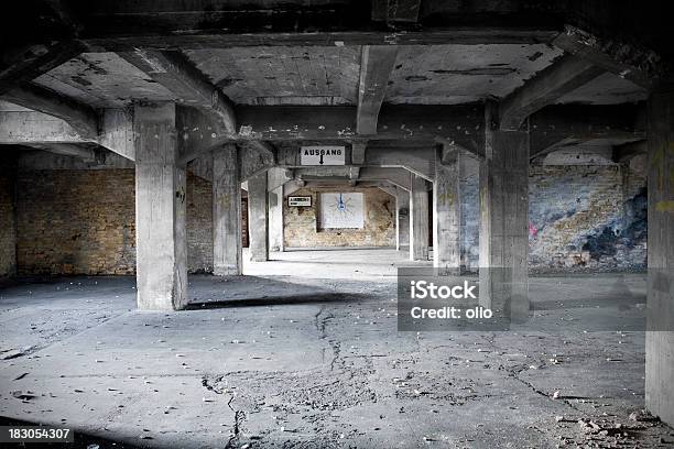 Photo libre de droit de Old Démoli Et Abandonnés Bâtiment Dusine banque d'images et plus d'images libres de droit de Architecture - Architecture, Brique, Béton