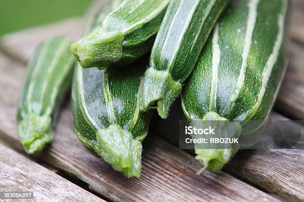 Tumble Of Zucchini Stockfoto und mehr Bilder von Extreme Nahaufnahme - Extreme Nahaufnahme, Fotografie, Frische