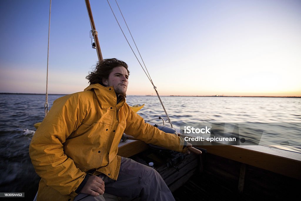 Joven mirando a la distancia de marinero - Foto de stock de Embarcación marina libre de derechos