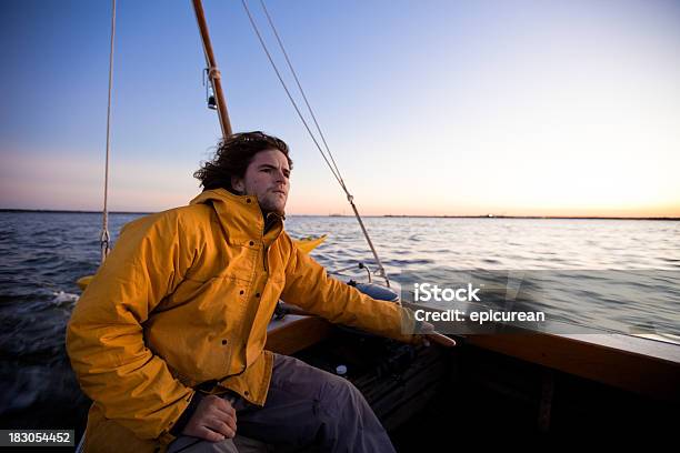 Joven Mirando A La Distancia De Marinero Foto de stock y más banco de imágenes de Embarcación marina - Embarcación marina, Velero, Navegación