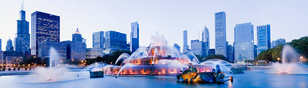 estação do centro da cidade de chicago cidade skyline de illinois usa - chicago fountain skyline night imagens e fotografias de stock