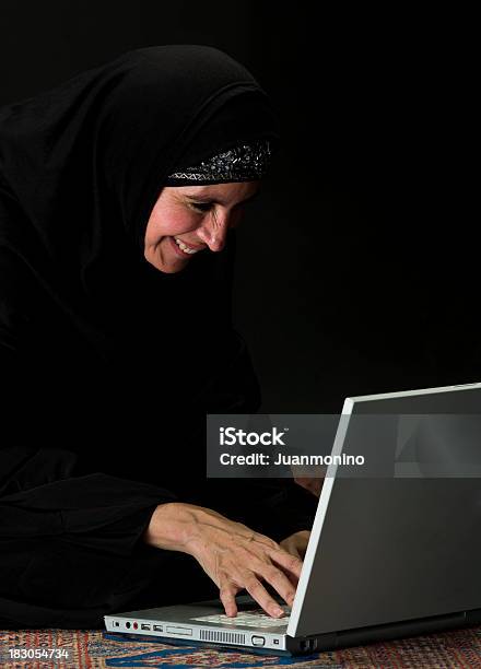 中東の女性は彼女のラップトップを使用して - 1人のストックフォトや画像を多数ご用意 - 1人, 35-39歳, 40-44歳