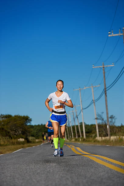 corredor de maratona feminina - distance running audio - fotografias e filmes do acervo