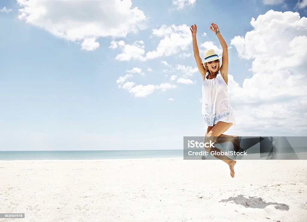 Una vivace giovane donna godendo la sua vacanza - Foto stock royalty-free di Acqua