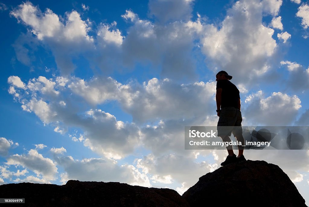 Silhueta de homem olhando para o pôr do sol paisagem de céu - Foto de stock de Adulto royalty-free