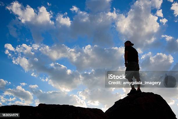 Foto de Silhueta De Homem Olhando Para O Pôr Do Sol Paisagem De Céu e mais fotos de stock de Adulto