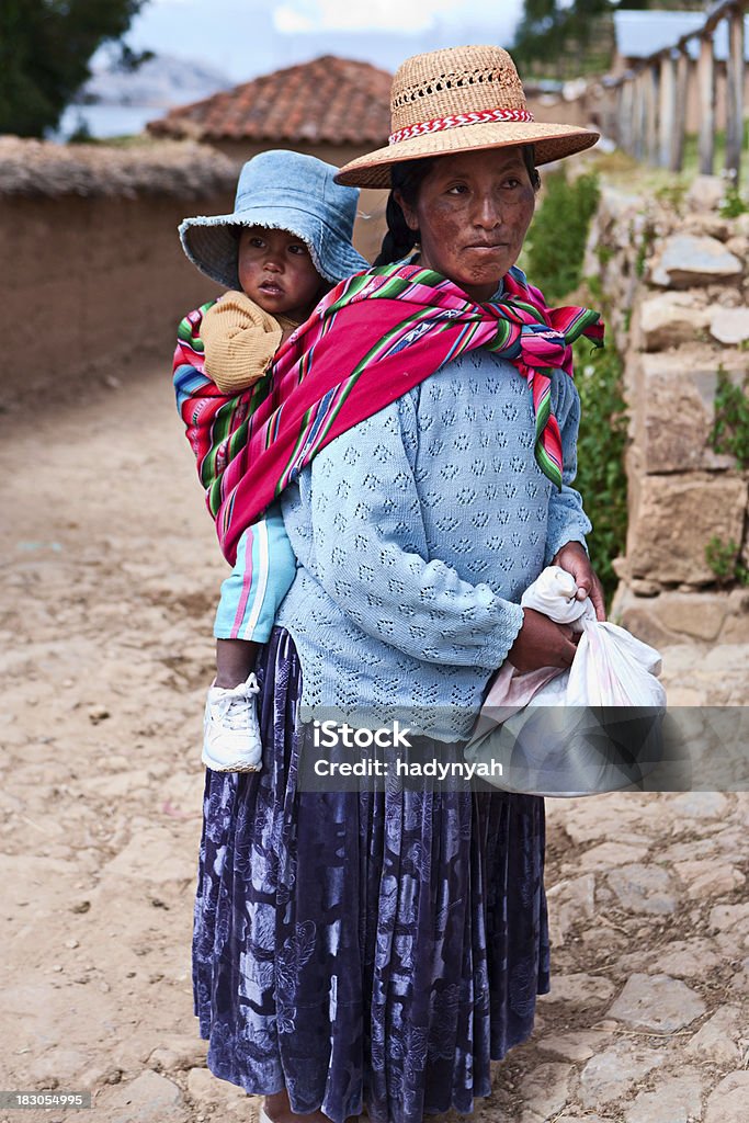 ボリビアの女性彼女の赤ちゃん用、Isla デルソル、ボリビア - 2人のロイヤリティフリーストックフォト