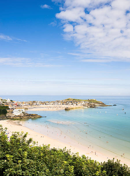 playa de porthminster y st. ives en la costa de cornwall - st ives fotografías e imágenes de stock