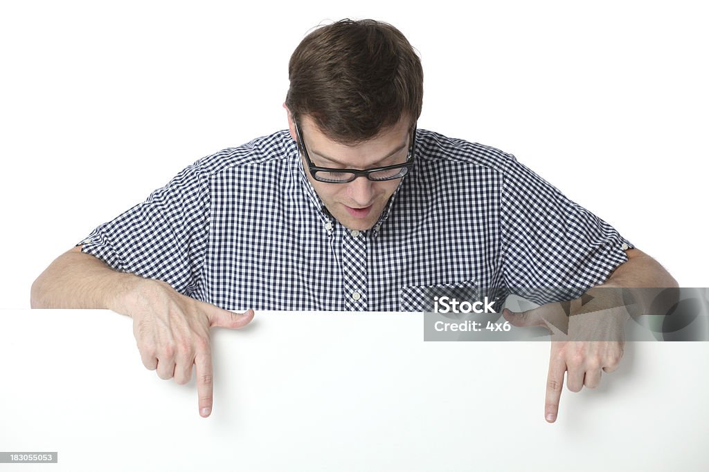 Hombre señalando en un cartel - Foto de stock de Adulto joven libre de derechos