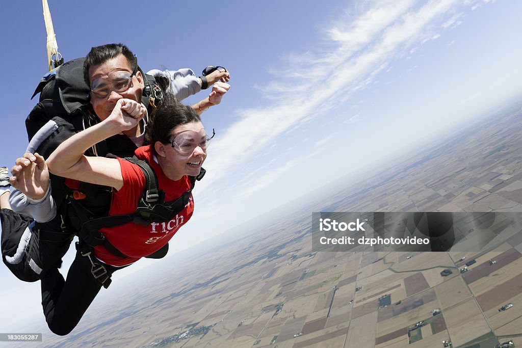 Foto Stock sin royalties: Skydivers en tándem - Foto de stock de Caída libre - Paracaidismo libre de derechos