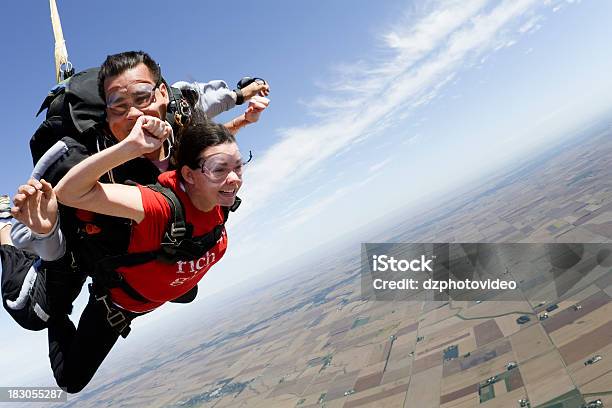 Foto Stock Sin Royalties Skydivers En Tándem Foto de stock y más banco de imágenes de Caída libre - Paracaidismo - Caída libre - Paracaidismo, En tándem, Actividades recreativas