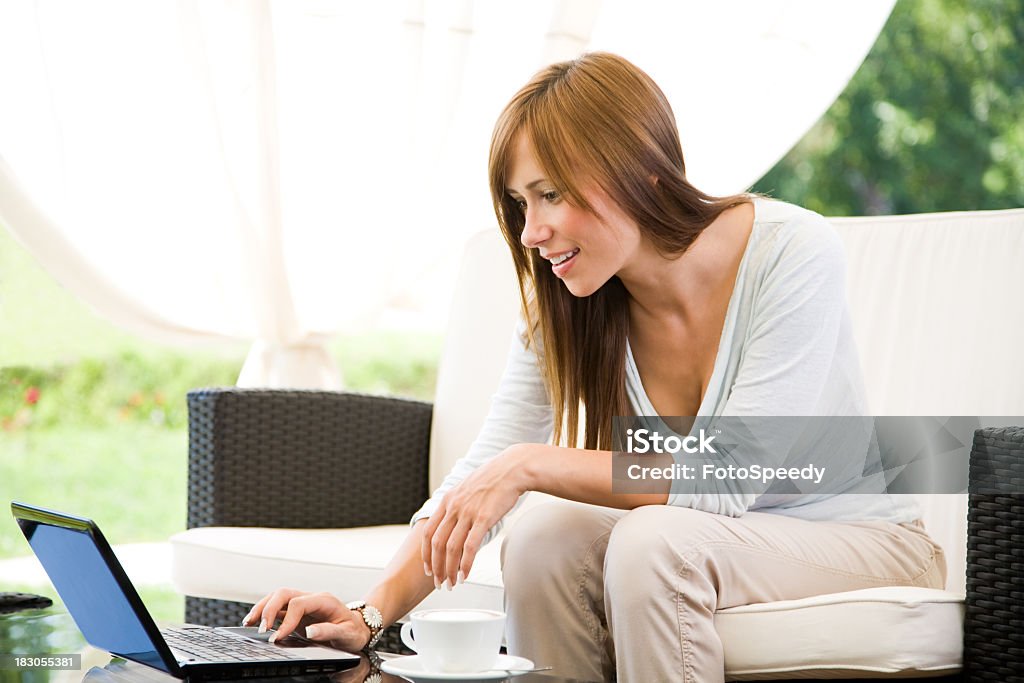 Frau mit laptop im Café - Lizenzfrei 20-24 Jahre Stock-Foto