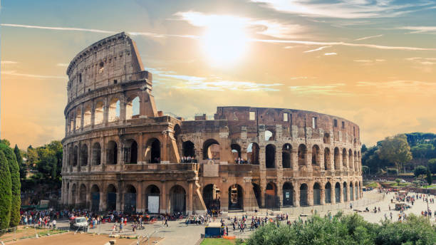 coliseu de roma, itália. o antigo coliseu romano é uma das principais atrações turísticas da europa. as pessoas visitam o famoso coliseu no centro da cidade de roma. vista panorâmica agradável, foto das ruínas do coliseu no verão - gladiator rome italy sunlight - fotografias e filmes do acervo