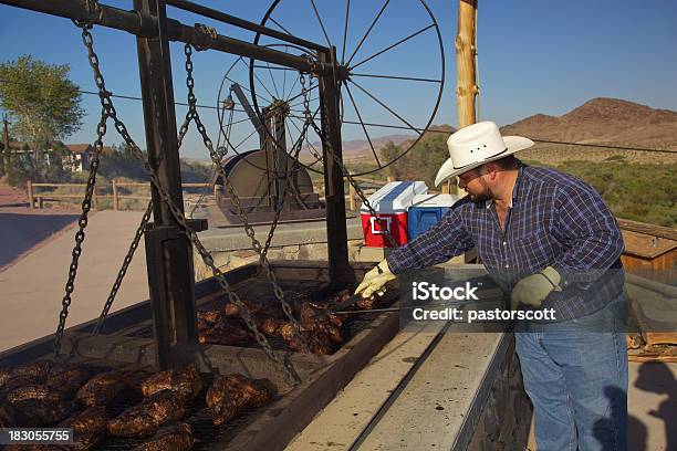 Western Grill Kochen Rindfleisch Stockfoto und mehr Bilder von 40-44 Jahre - 40-44 Jahre, Berg, Cowboy