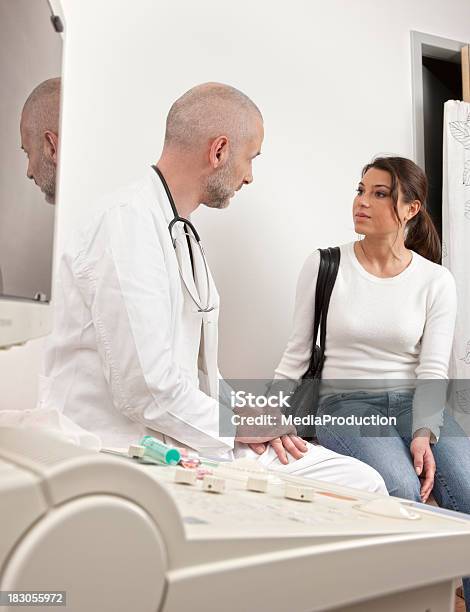 Lekarza I Pacjenta - zdjęcia stockowe i więcej obrazów Badanie lekarskie - Badanie lekarskie, Biały, Choroba