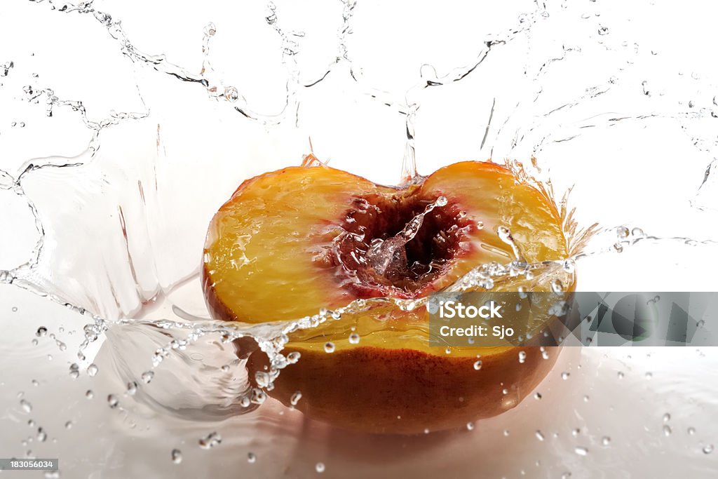 Половина персиковый Расплёскивание - Стоковые фото Белый роялти-фри