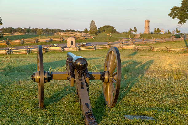 istock Sunrise Over a Cannon Standing Guard at Gettysburg Battlefield 183056062
