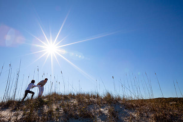 jeune couple explorer les dunes - cumberland island flash photos et images de collection