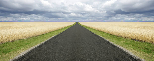 xxl country road und wolken - nebraska landscape midwest usa landscaped stock-fotos und bilder