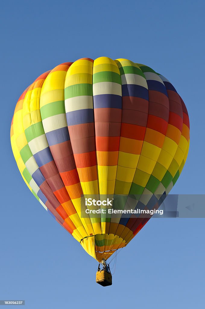 Яркой клетчатой Hot Air Balloon Isolated on Blue Sky - Стоковые фото Воздушный шар роялти-фри