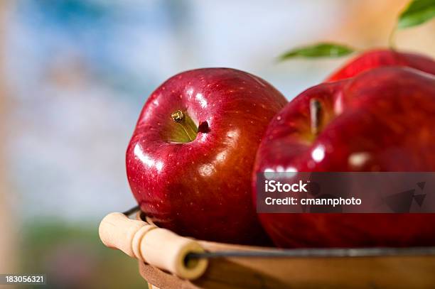 Czerwone Jabłka W Koszyku - zdjęcia stockowe i więcej obrazów Bez ludzi - Bez ludzi, Czerwony, Dojrzały